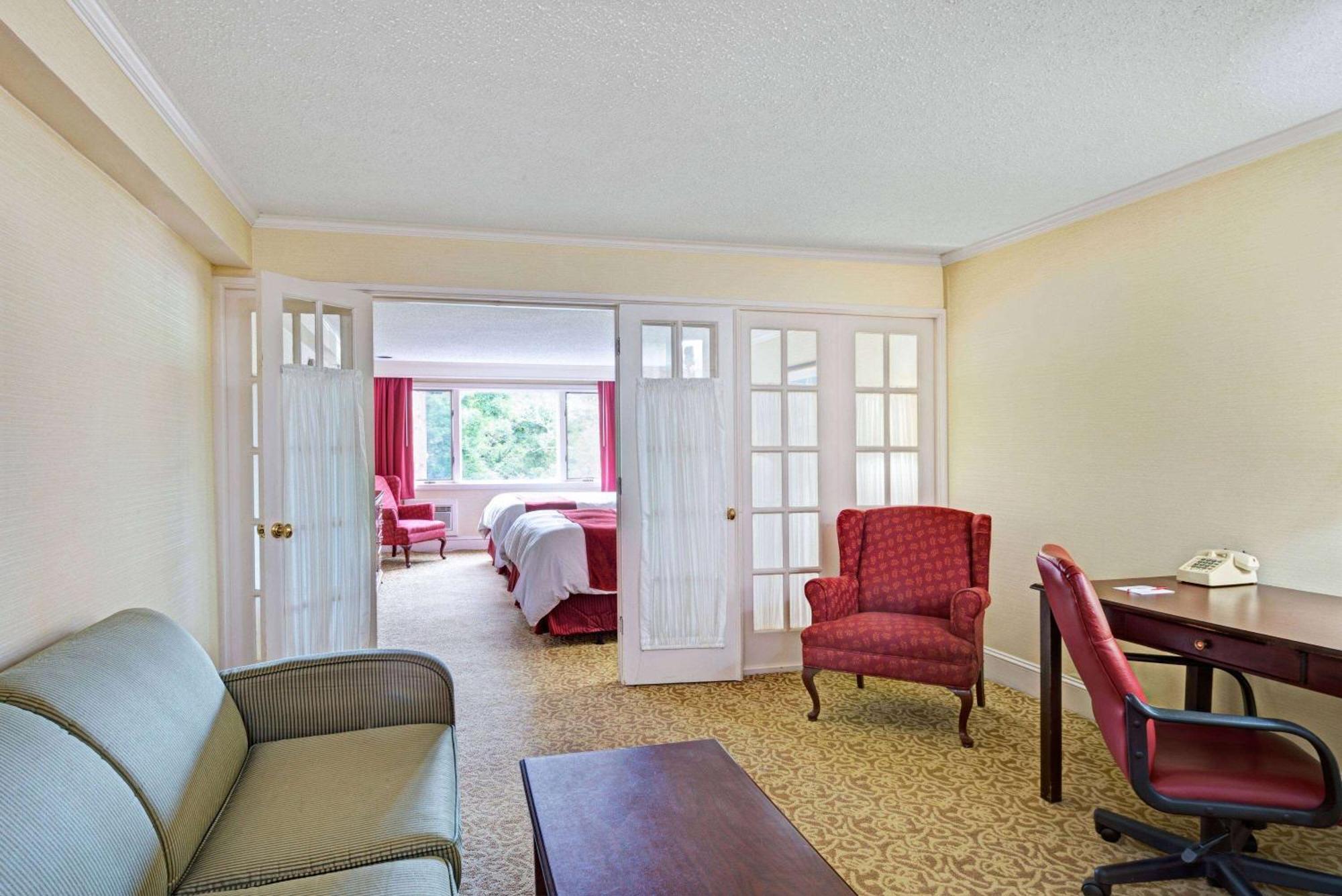 Ramada By Wyndham Seekonk Providence Area Exteriör bild